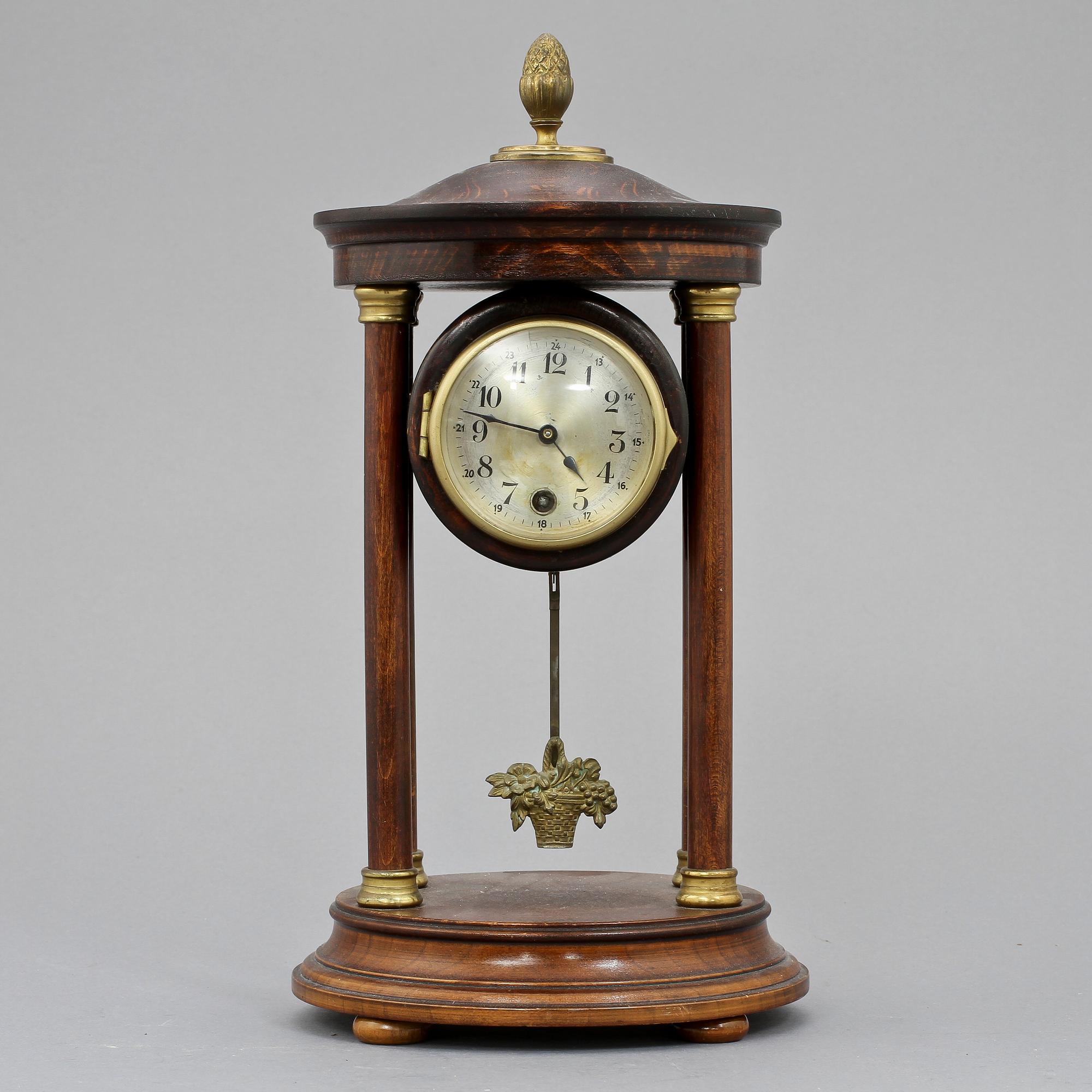 BORDSPENDYL, empirestil, 1900-talets första kvartal.