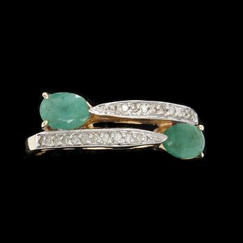 RING, 9k guld med diamanter tot ca 0,15 ct, samt gröna stenar. Vikt 2,2 g.