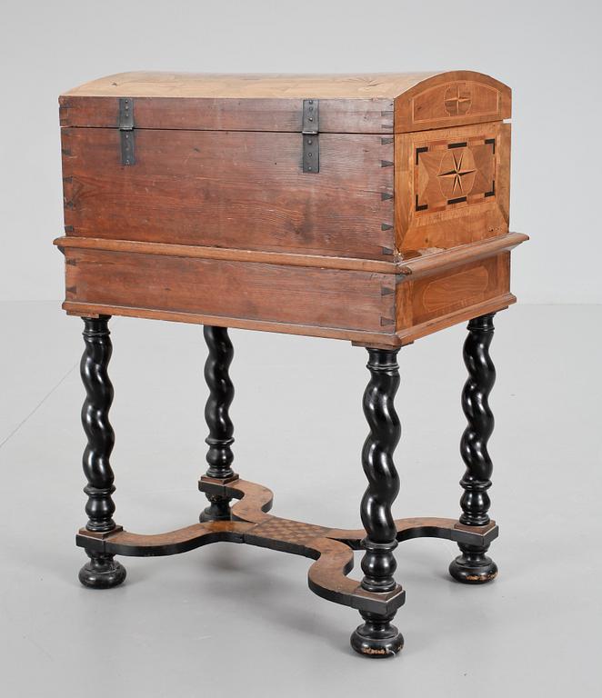 KISTA, på benställning, barock/barockstil. 1700-1900-tal.