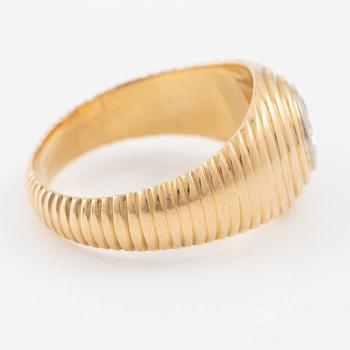 Ring, 18K gold with a round brilliant-cut diamond.