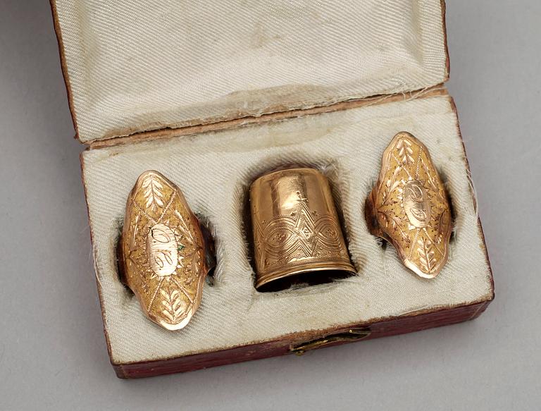 SYRINGAR samt FINGEBORG, 18 K guld, bla Frantz Ludvig Torssander, Karlstad, 1800-tal. Vikt ca 7 g.
