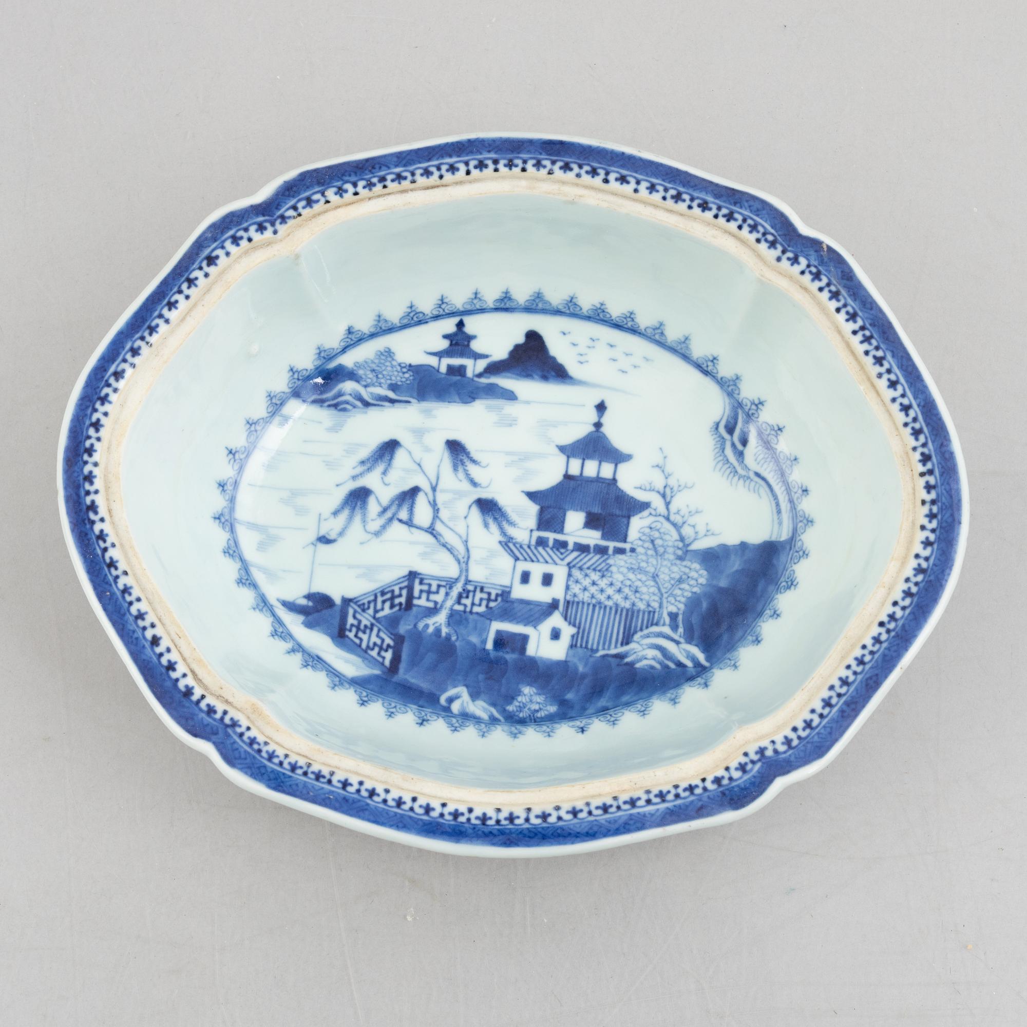 A Chinese export porcelain tureen with cover and a charger, Qing dynasty, Qianlong (1736-95).