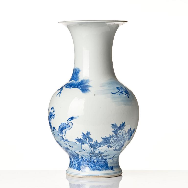 A blue and white baluster vase, late Qing dynasty, 19th Century.