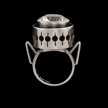RING, sterlingsilver och fasettslipad bergkristall, Thore Eldh, Göteborg, 1976. Vikt 17 g.