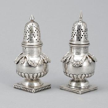 STRÖARE, ett par snarlika, silver, oidentifierade stämplar, omkring 1900. Vikt ca 110g.