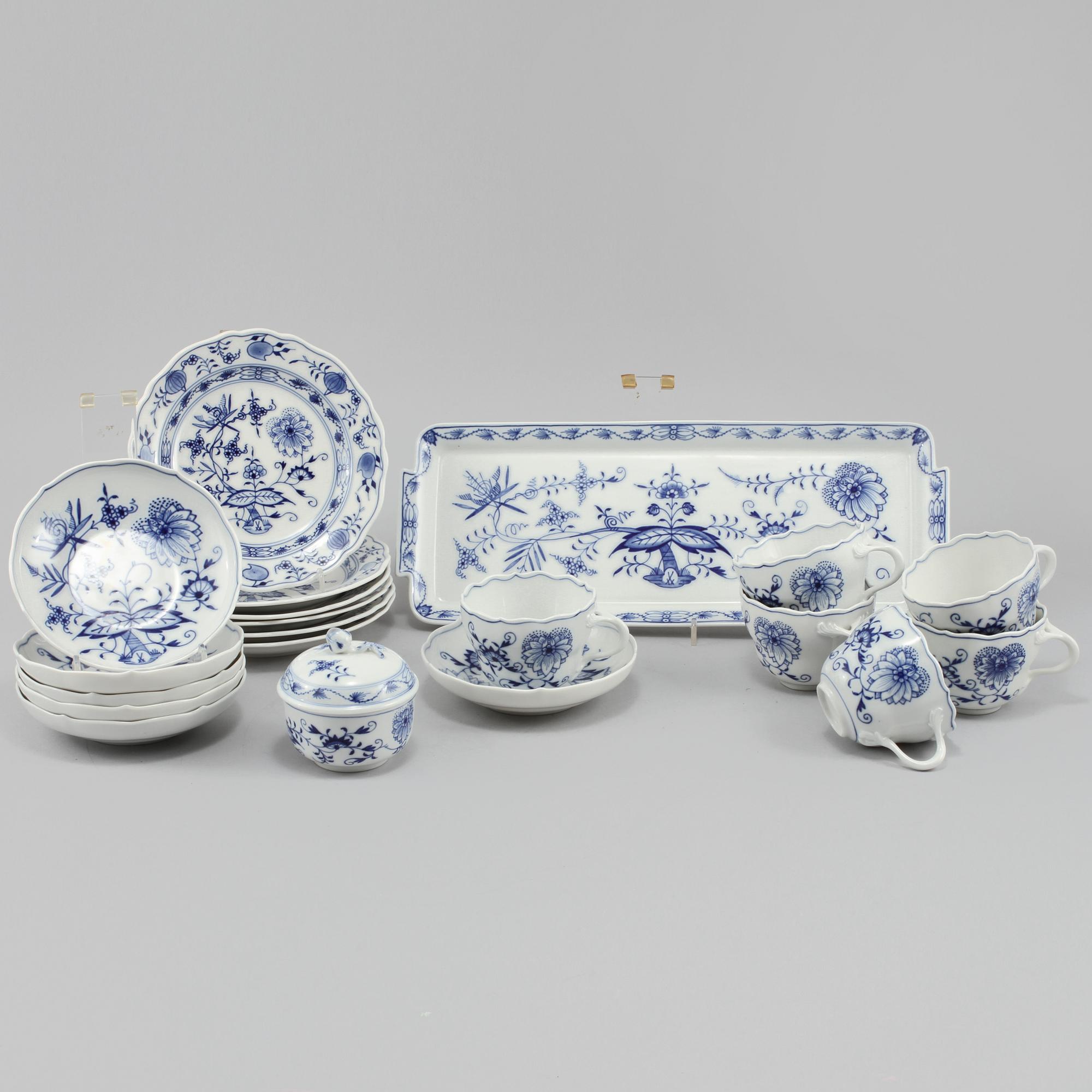 SERVISDELAR, 14 st, porslin, "Lökmönstret", Miessen, 1900-talets andra hälft.