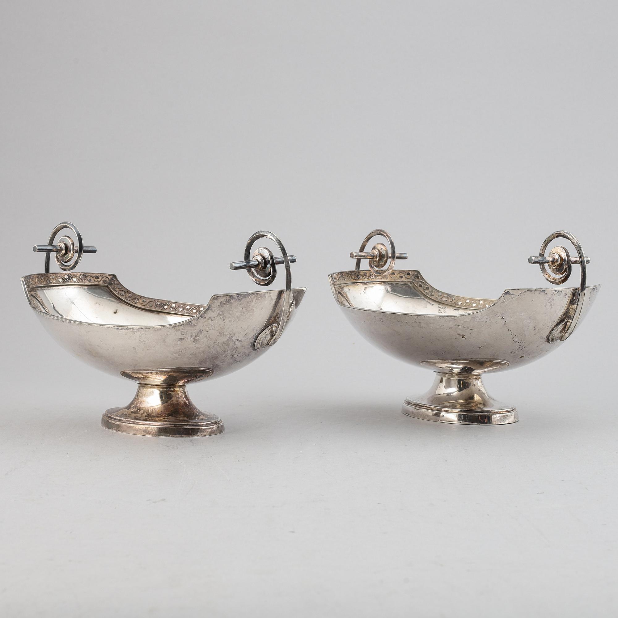 A pair of silver plated bowls, first half of the 20th Century.