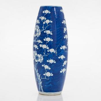 Two blue and white dishes and a vase, China, 18th/20th century.