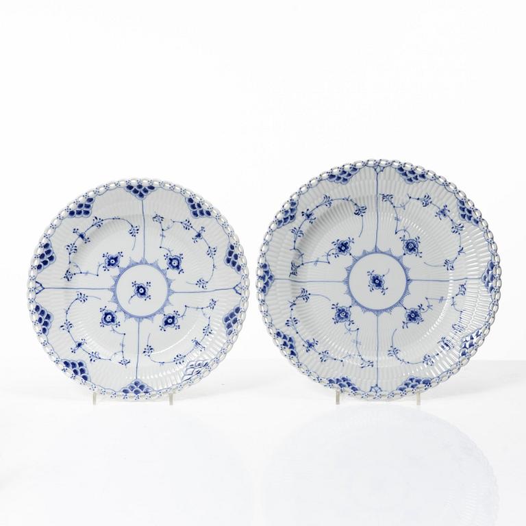 Royal Copenhagen, matservis, 44 delar, porslin, "Musselmalet", helblond , Danmark.