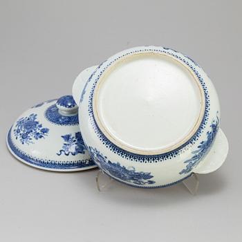 Terrin med lock, kompaniporslin, Kina, Qing dynastin, Qianlong (1736-95),