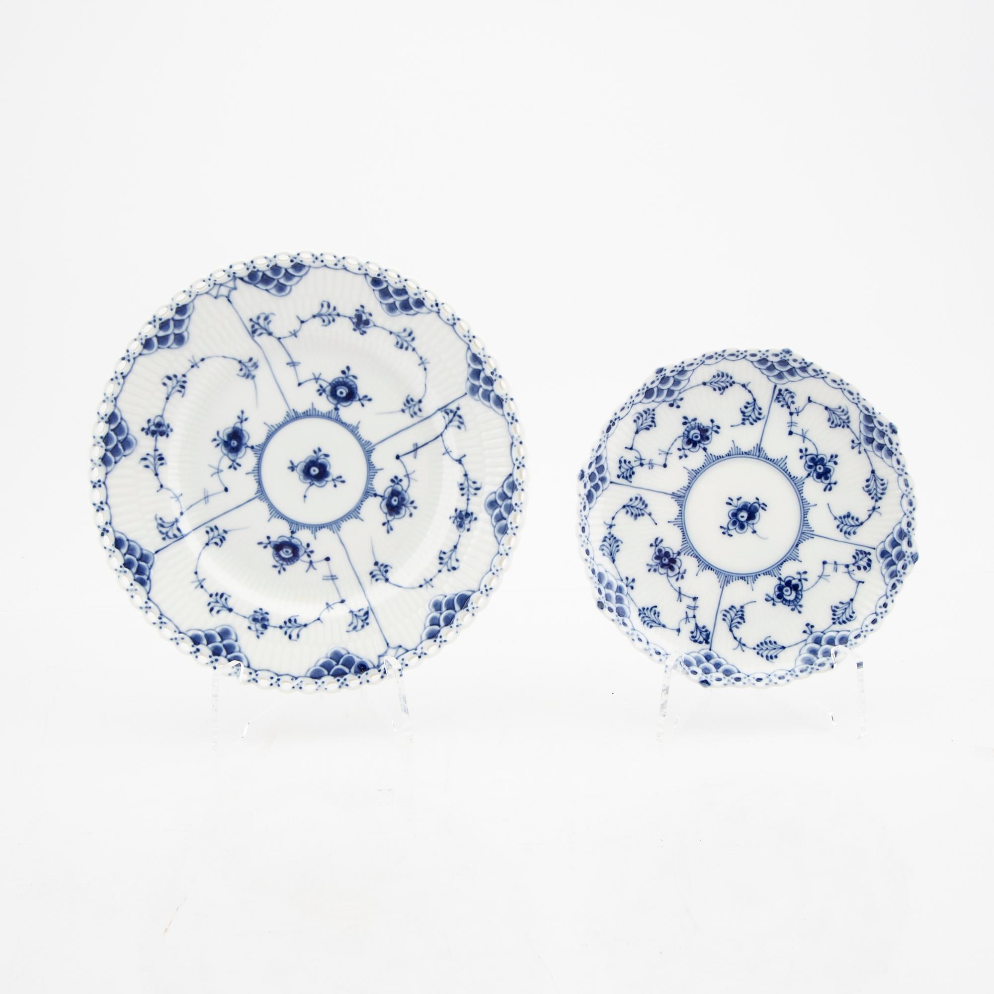 Service 26 pcs "Musselmalet" hel and halv blonde Royal Copenhagen Denmark porcelain.