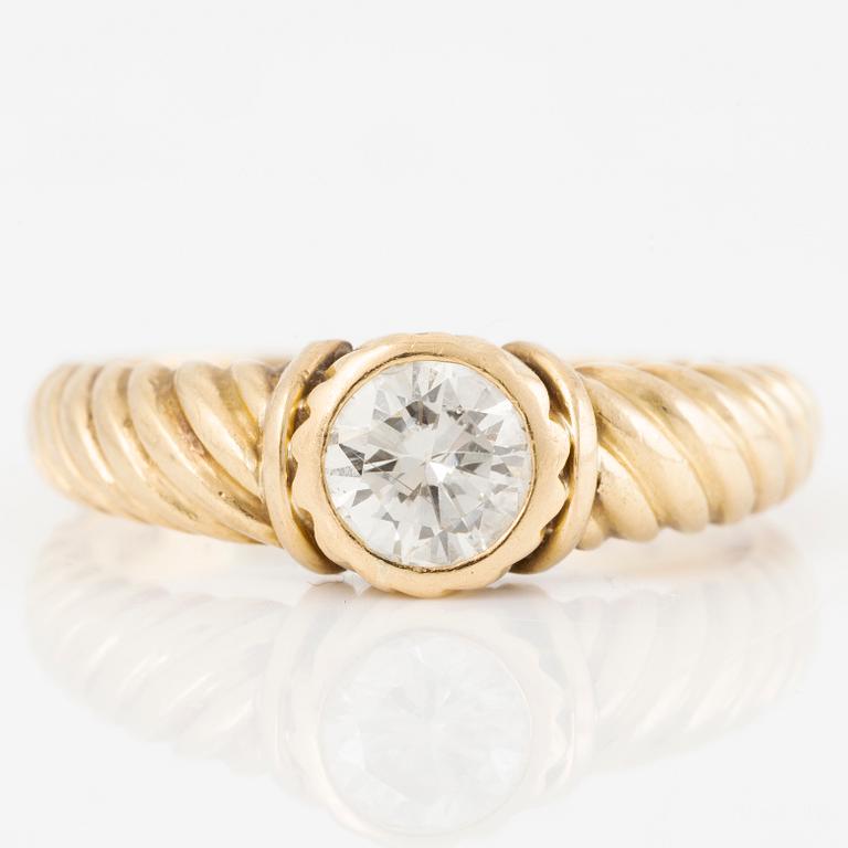 Ring, 18K guld med solitär briljantslipad diamant.