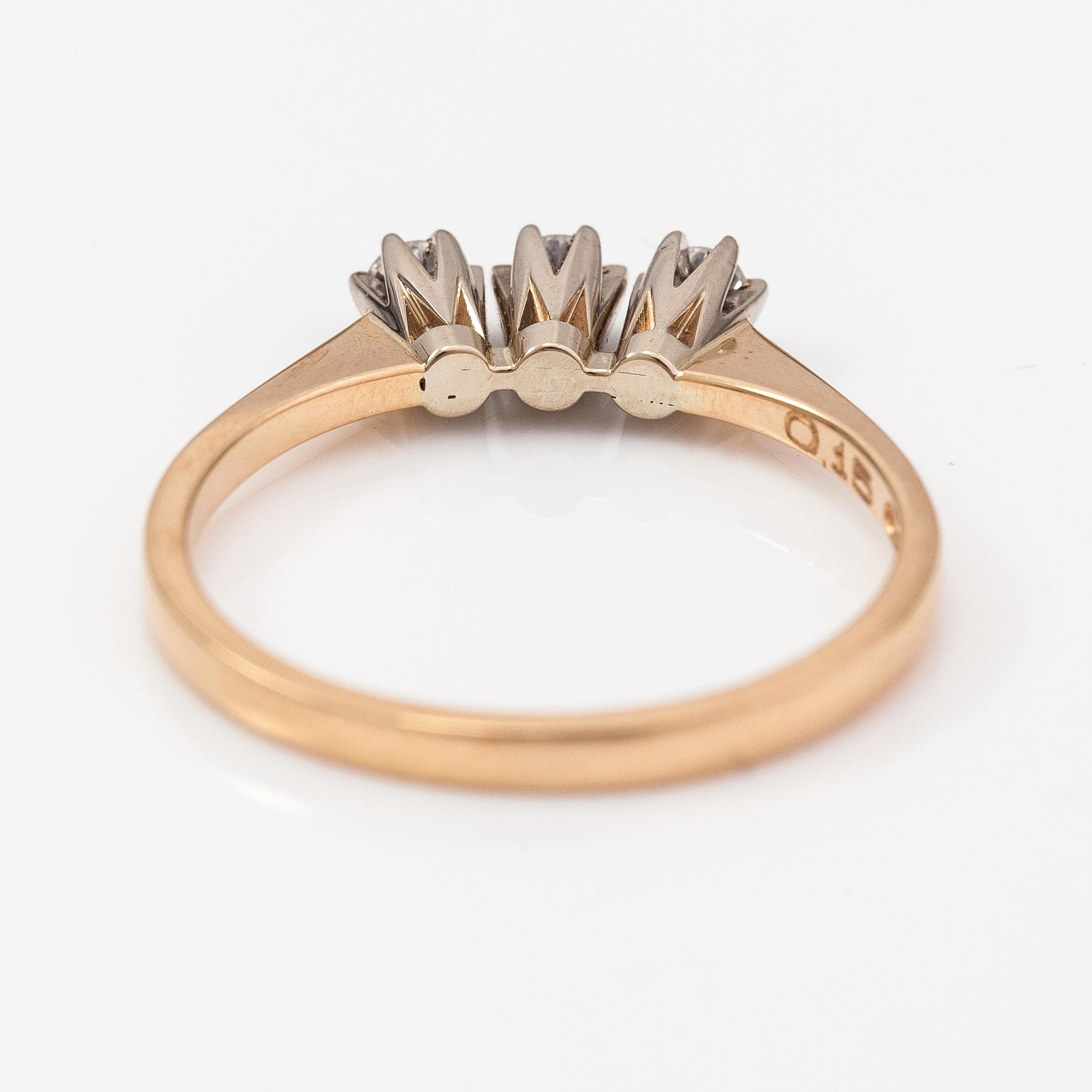 Elis Kauppi, Sormus,, 14K kultaa, timantteja n. 0.15 ct yht kaiverruksen mukaan. Kupittaan Kulta, Turku 1981.