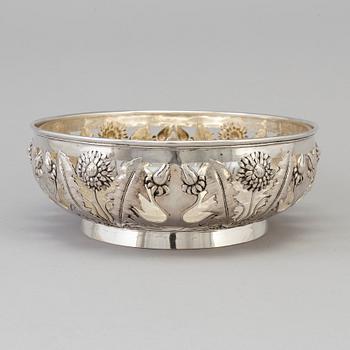 A Swedish Art Nouveau silver bowl with glass insert, decorated with dandelion, maker's mark K Anderson Stockholm 1906.