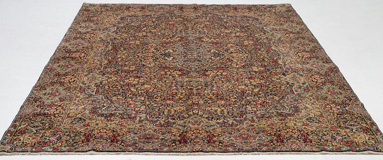 Carpet Kirman, approx. 393 x 286 cm.