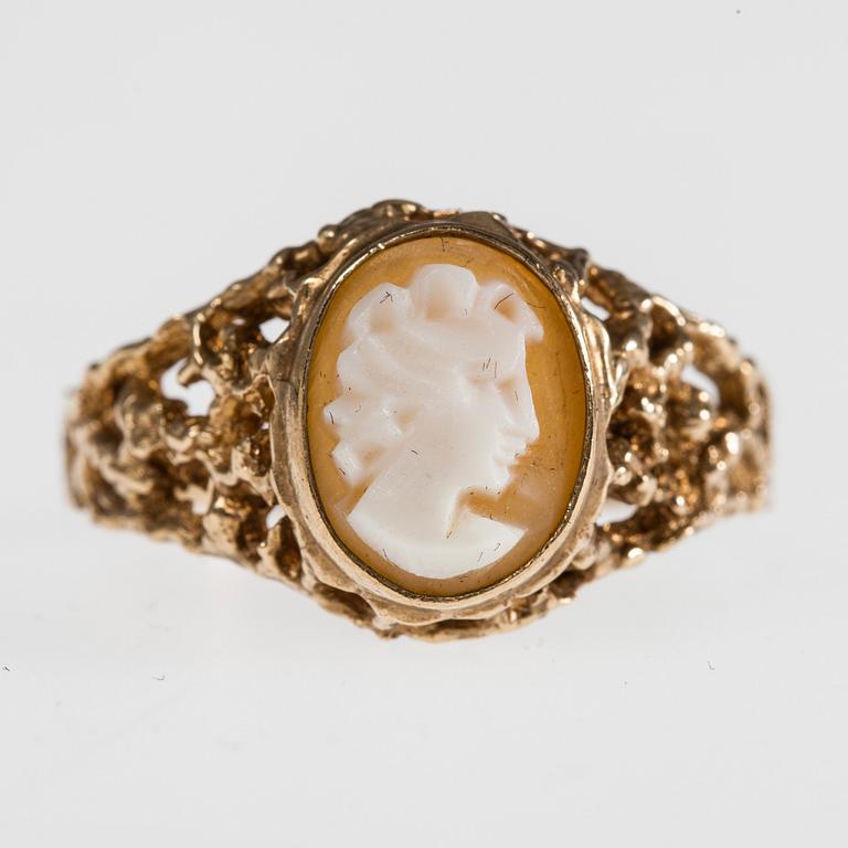 KAMÉRING, KAMÉHÄNGE/-BROSCH samt ARMSMYCKE, guld 14K/8K samt KAMÉHÄNGE 8K guld. Vikt tot. 13 g.