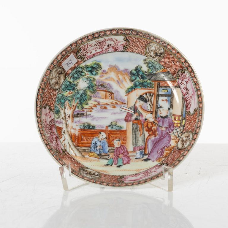 A Chinese export porcelain creamer with cover and two cups, Qing dynasty, 18th century.