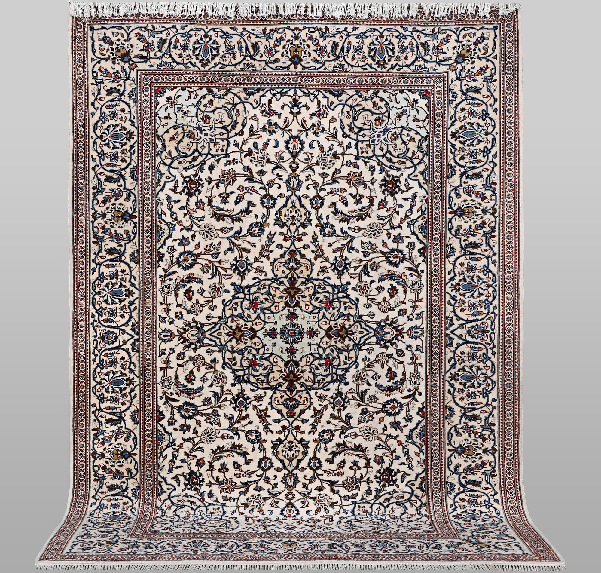 A carpet, Kashan, ca 297 x 197 cm.