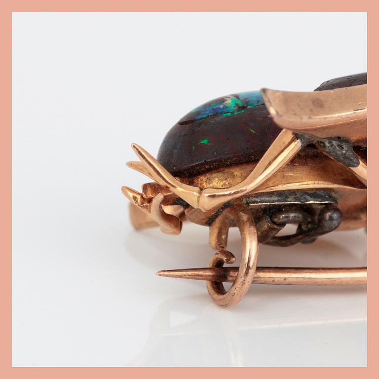 BROSCH, 14K guld med cabochonslipade boulder-opaler, rosa safirer och små diamanter. Total vikt ca 7,00 g.
