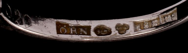 RING, 18k vitguld med 3 briljantslipade diamanter, totalt 0.20 ct, Örns Juvelatelje, Göteborg, 1970. Vikt 3 g.