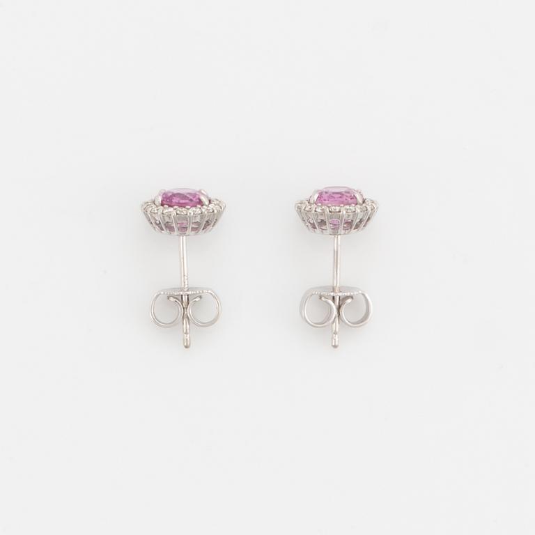 Örhängen med rosa safirer och briljantslipade diamanter.