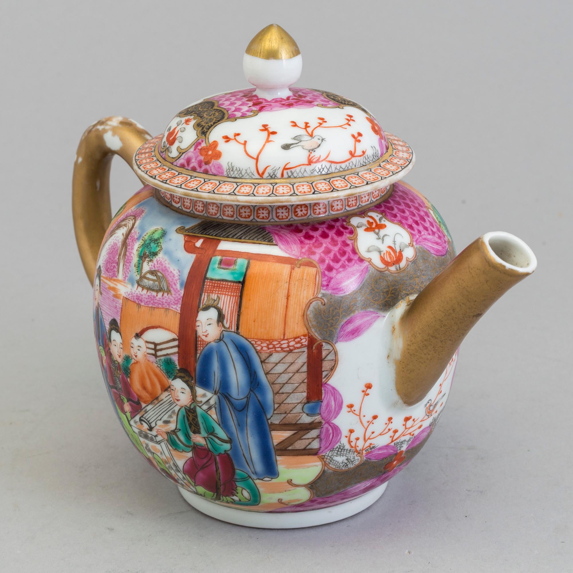 An 18/19th century Chinese porcelain teapot.