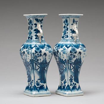 A pair of blue and white vases, Qing dynasty, Kangxi (1662-1722).