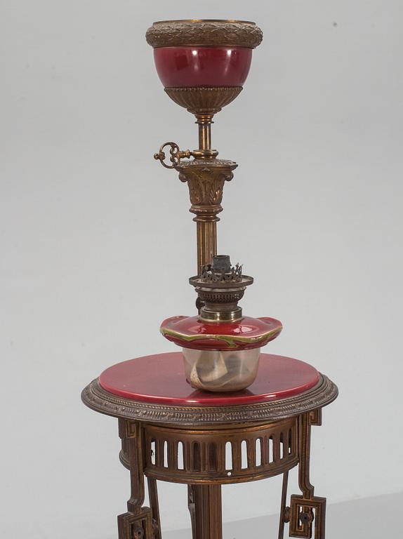 GOLVFOTOGENLAMPA med BORD, majolika, omkring 1900.