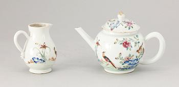 TEKANNA samt GRÄDDKANNA, porslin, Kina, Qianlong, 1700-tal.