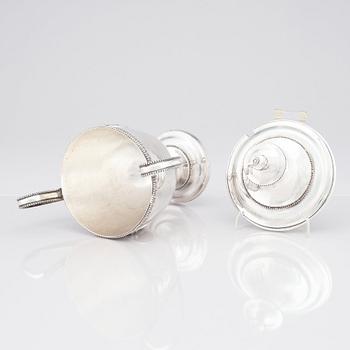 Johan Schvart, sockerskål med lock, silver, Karlskrona 1791. Strösked, silver. Gustaf Möllenborg, Stockholm 1892.