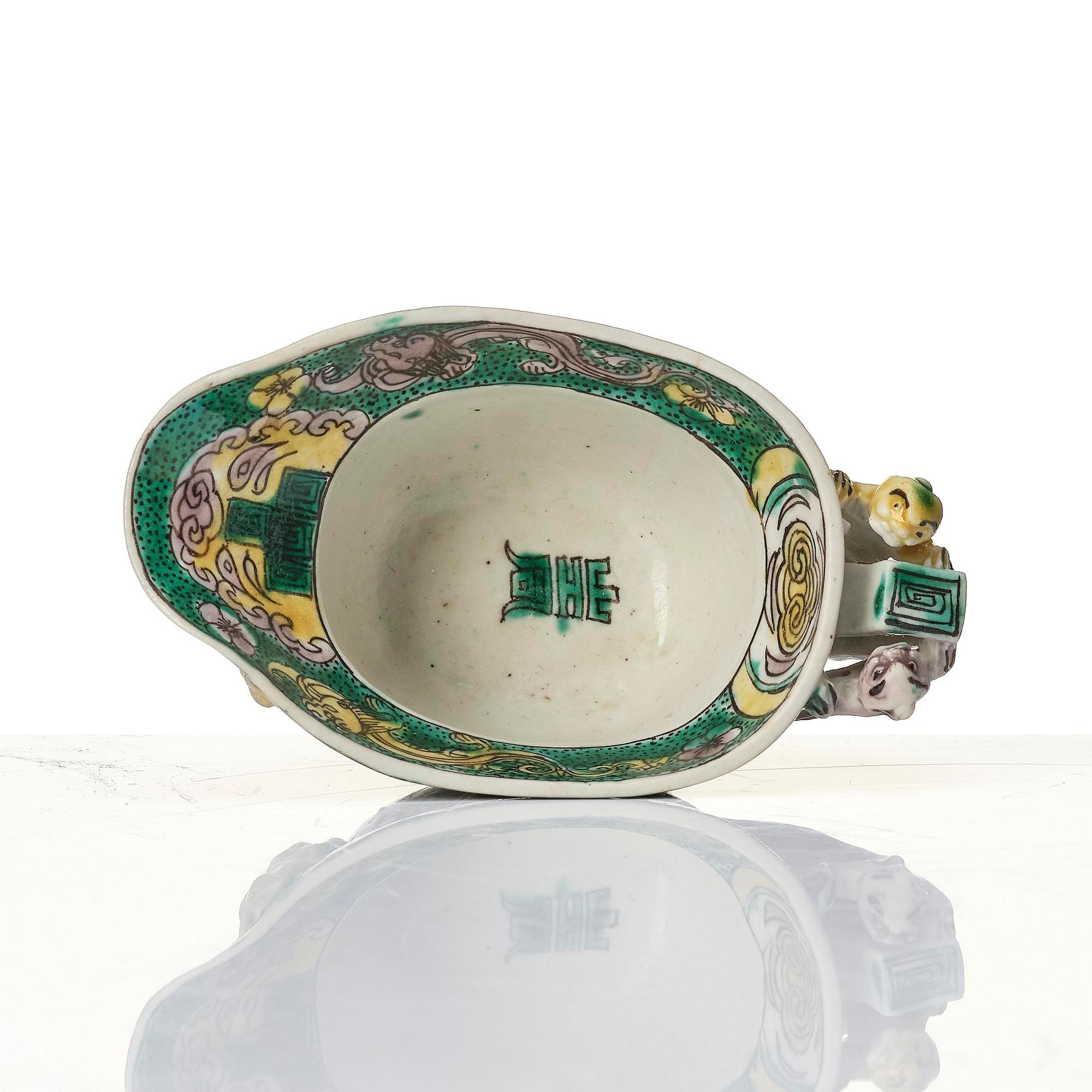 Bägare, biskviporslin. Qingdynastin, Kangxi (1662-1722).
