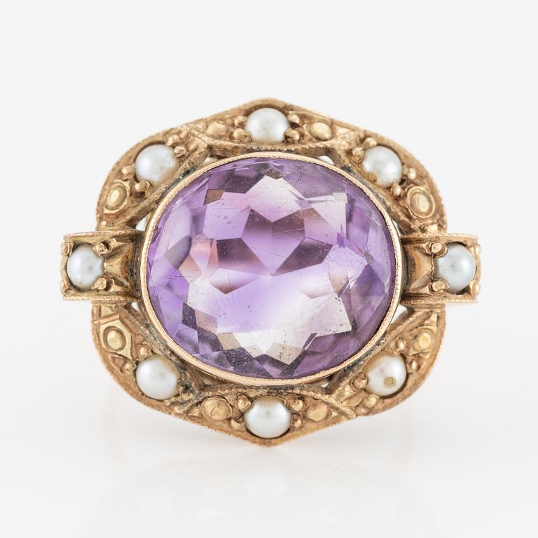 Ring, 14K gold with amethyst and pearls.