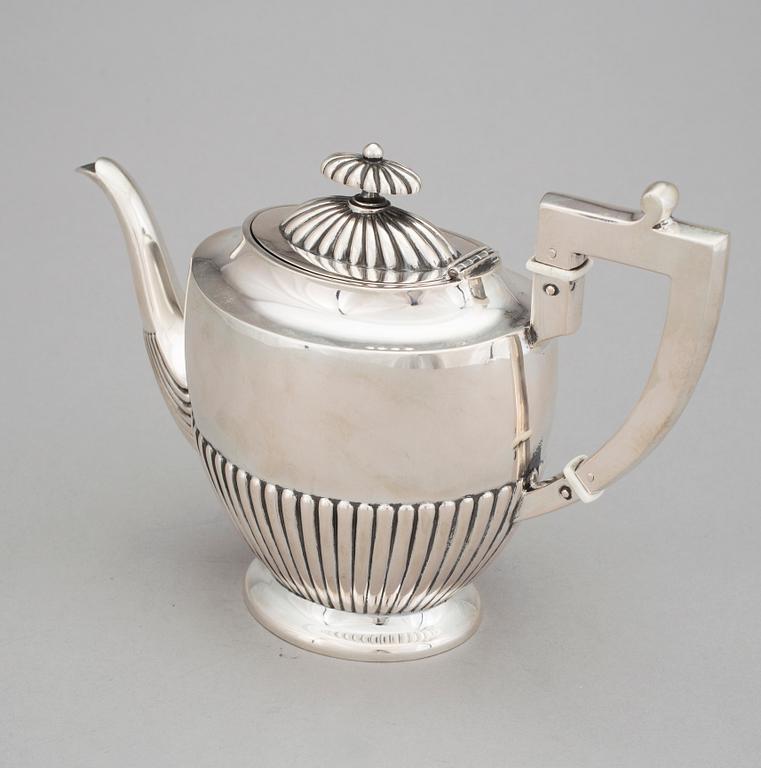 KAFFEKANNA, silver, St Petersburg, 1820-tal. Total vikt 435 g.