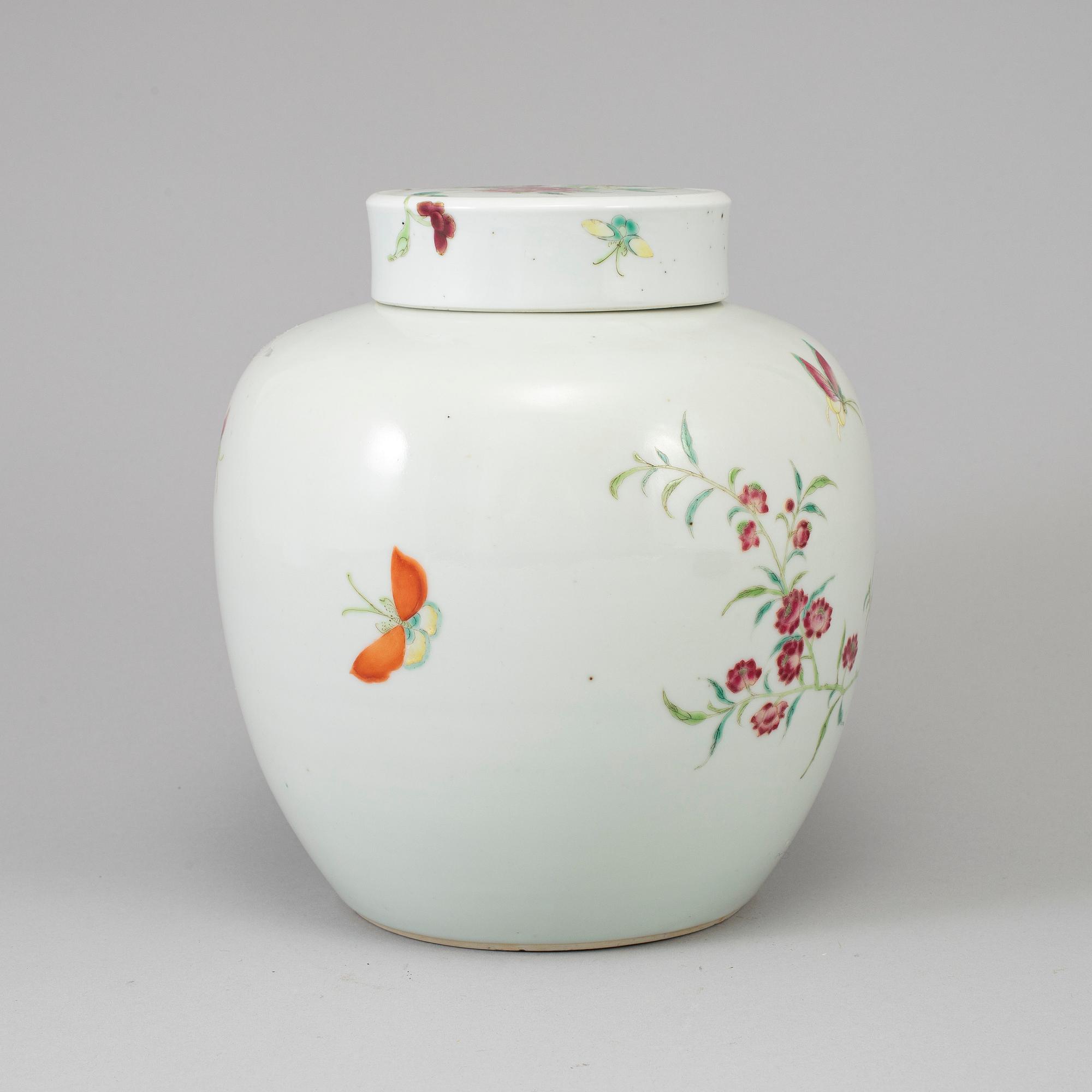 A famille rose jar with cover, Qing dynasty, late 19th/early 20th century.