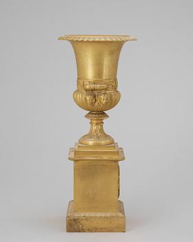 65. A French Empire bronze urn, early 19th century.