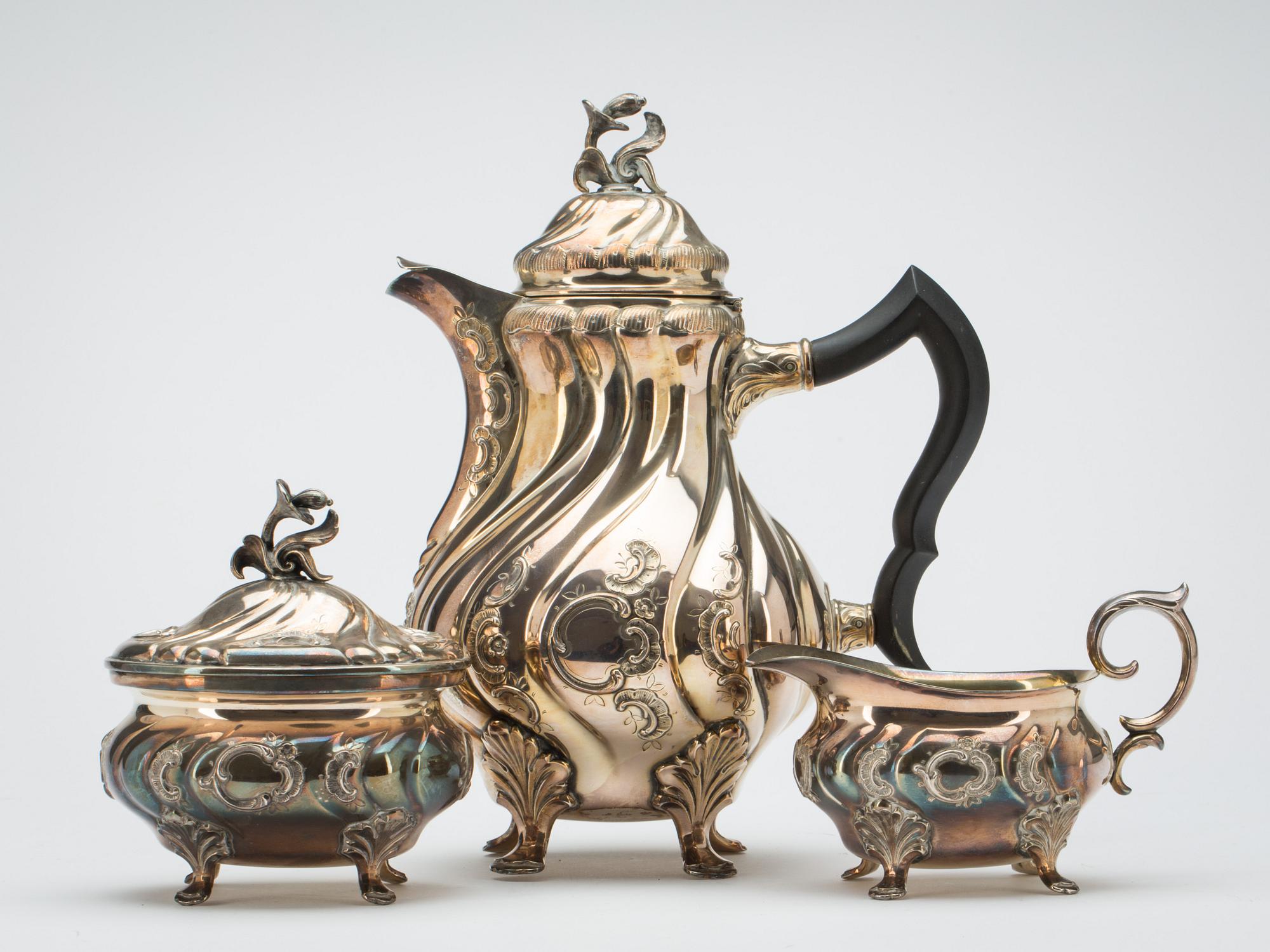 KAFFESERVIS, 3 delar, silver, rokokostil, C G Hallberg. Stockholm.  Vikt ca 1310 g.