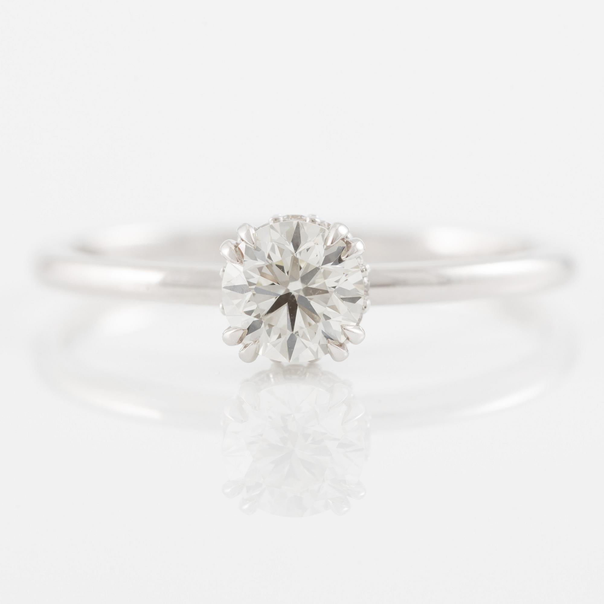 Ring 14K vitguld med briljantslipade diamanter.