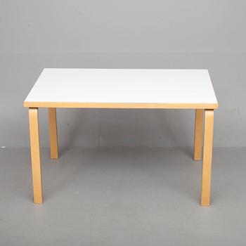 BORD, modell 80A, Alvar Aalto, Artek. 1900-talets senare hälft.