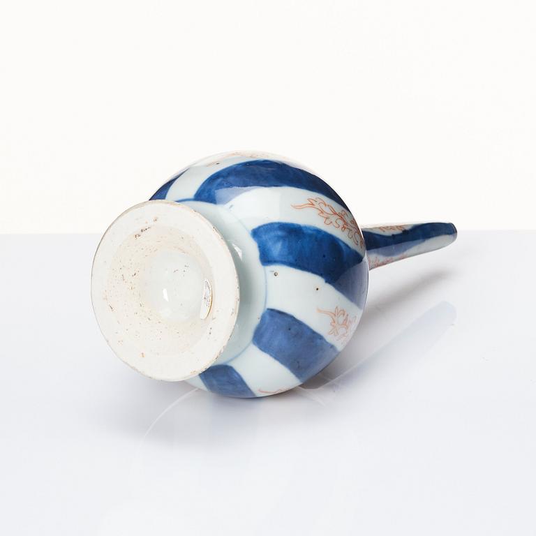 An imari water sprinkler and a dish, Qing dynasty, Kangxi (1662-1722).