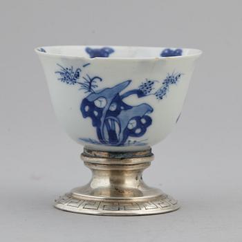 KOPP, porslin, med senare silversockel. Qingdynastin, Kangxi (1662-1722), samt Holland, 1844.
