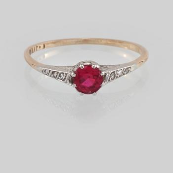 RING, 18K guld med syntetisk safir och 6 små diamanter, Stockholm, 1937. Vikt 2,1 gram.