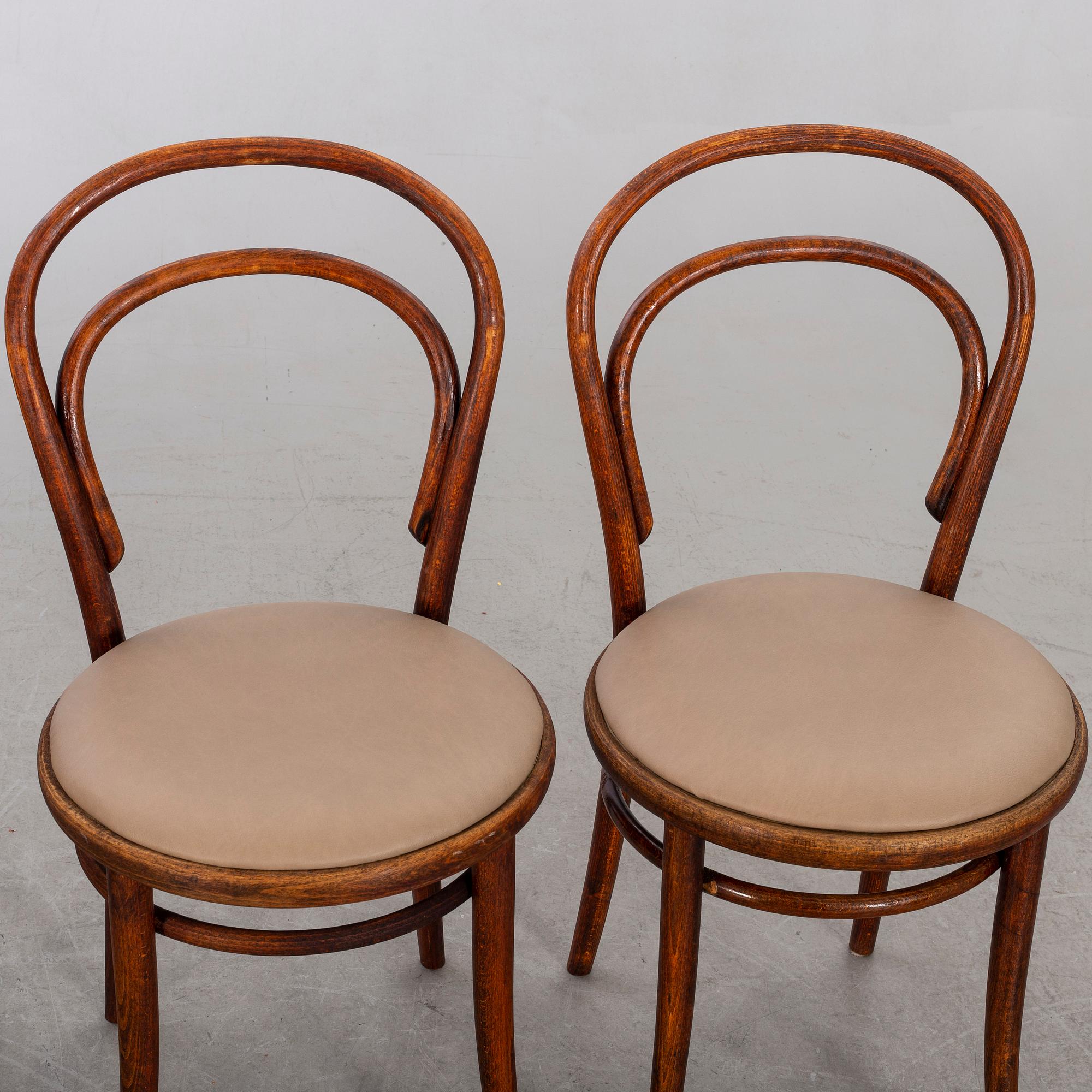 A SE OF FOUR BENTWOOD LIGNA CHAIRS FROM CZECHOSLOVAKIA.