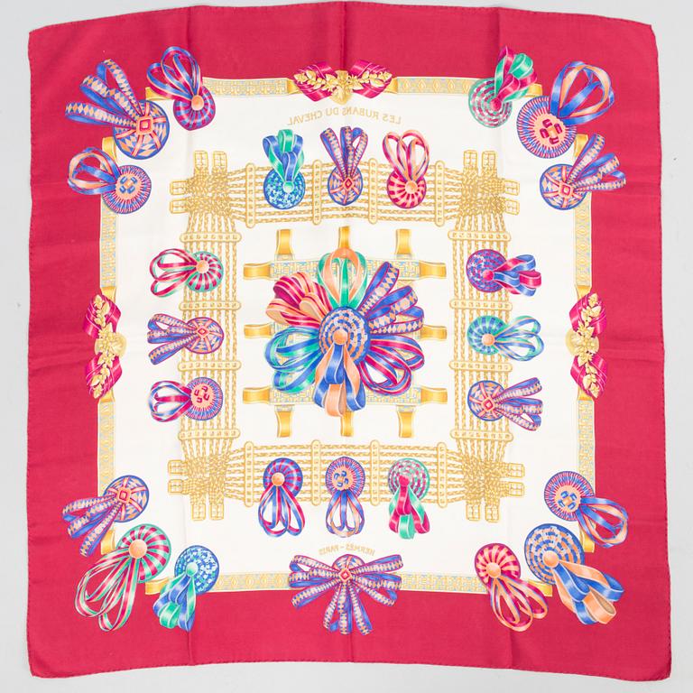 HERMÈS, TVÅ SIDENSCARFAR.