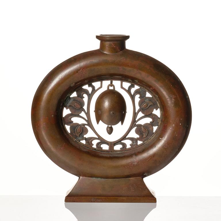 Vas, brons. 1800-tal, troligen Japan. Med signering.