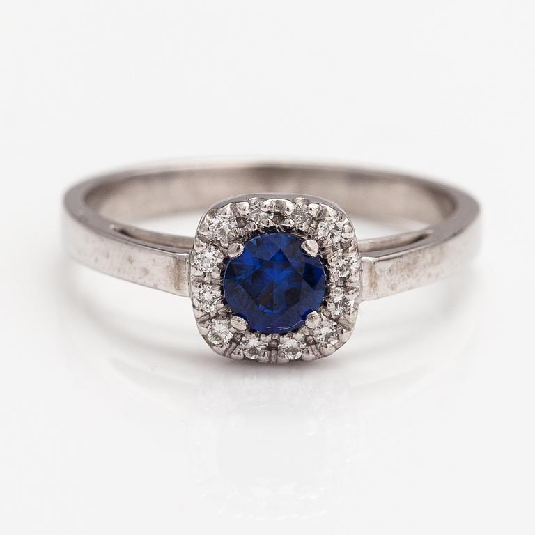 A 14K white gold ring with a sapphire and diamonds ca. 0.07 ct in total. Kultajousi 2016.