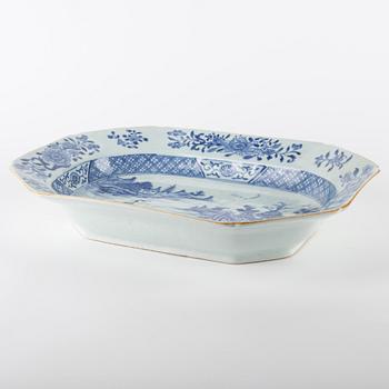 A blue and white tureen stand, Qing dynasty, Qianlong (1736-95).