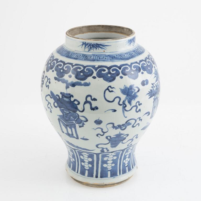 A blue and white porcelain urn, China, late Qing dynasty, around 1900.