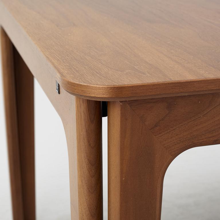 Dining table, Skovby Denmark, contemporary.