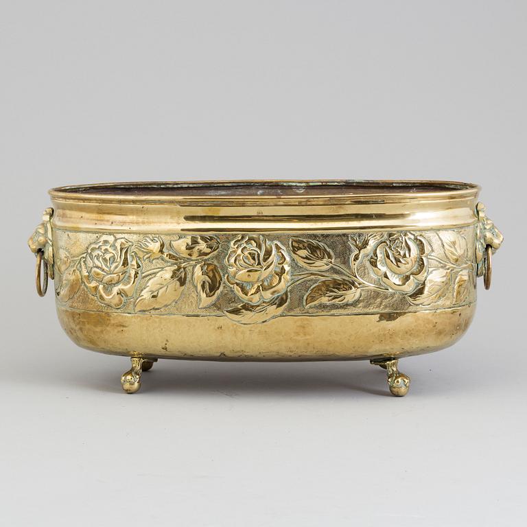 AN EARLY 19TH CENTURY BRASS JARDINIERE.