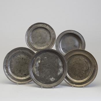 FIVE DIFFERENT 18TH CENTURY PEWTER PLATES.